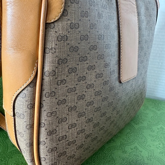 🛑✋Price Drop🛑😊Authentic Gucci Leather Crossbody/Shoulder Bag. - Picture 12 of 16